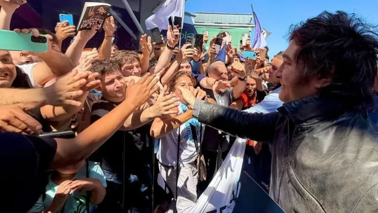 Huevos, forcejeos y detenidos: Milei suspendió su acto de campaña por incidentes