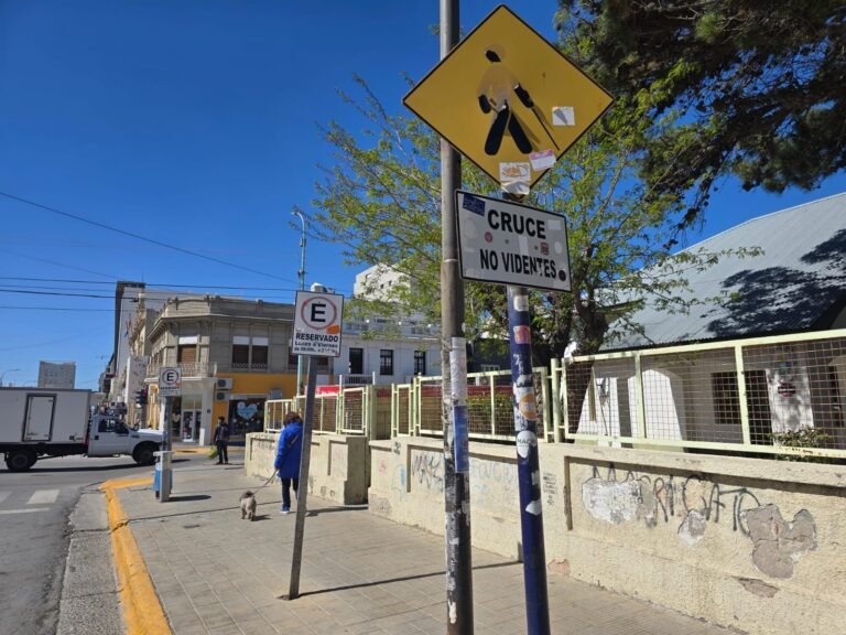 Reclaman veredas seguras y señalización frente a la Escuela N°515, para ciegos y disminuidos visuales