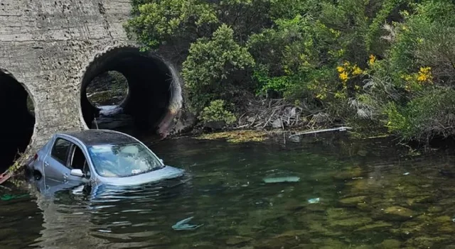 Accidente en Ruta 40: un auto desbarrancó y terminó dentro de un arroyo