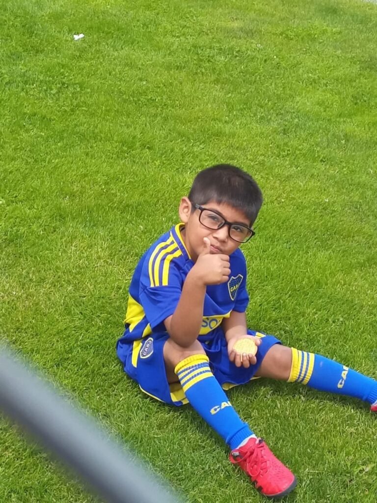 “Perdió fuerza y no podía caminar”: la mamá de Lionel pide apoyo mientras esperan su cirugía en Buenos Aires