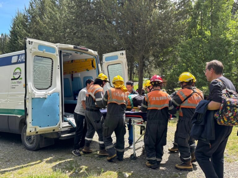 Bomberos rescataron a una mujer herida en el sendero de la Catarata Corbata Blanca