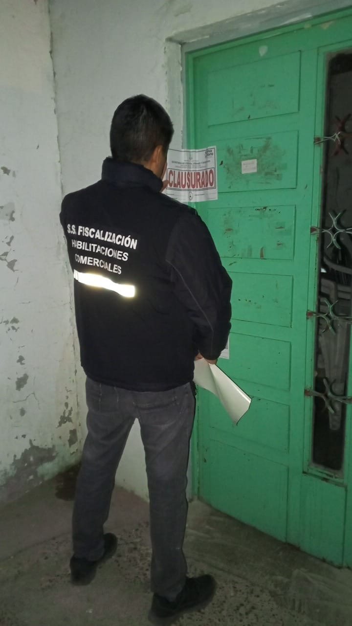 Una fiesta clandestina se salió de control: agresiones, menores y clausura en una biblioteca