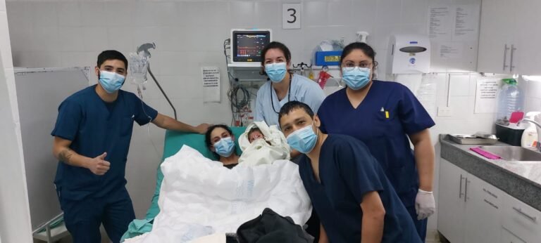 Nació una bebé en el auto de su madre gracias a la ayuda de los enfermeros del Alvear