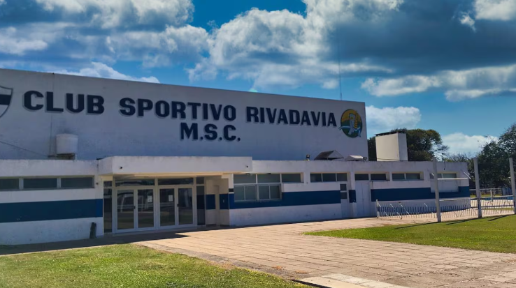 Una nena de dos años murió aplastada luego de que se le cayera la reja de un club