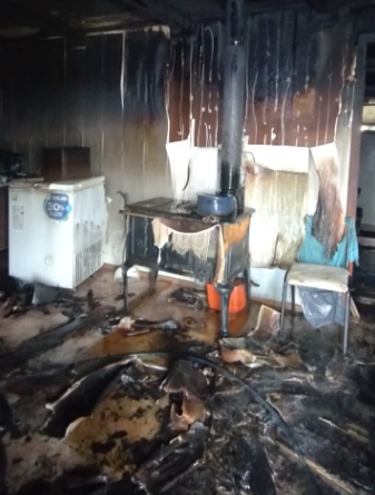 Incendio en una estancia de Ruta N°1: un peón rural sufrió un corte al intentar controlar las llamas