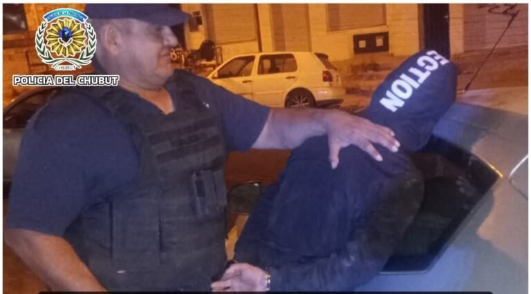 La Policía recupera un Ford Ka robado en Las Flores y detiene al ladrón armado 