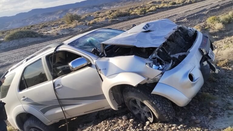 Accidente en RPN° 1: Una Toyota terminó en la banquina y sus ocupantes en el Hospital    