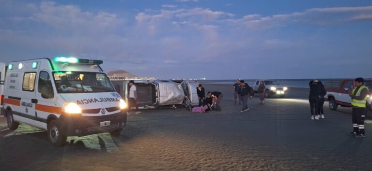 Vuelco en la costa del Stella Maris: dos hombres fueron trasladados al Hospital 