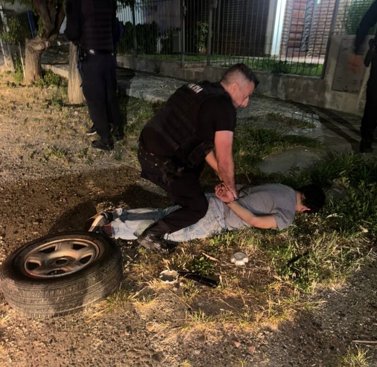 Frustran robo de cubiertas: sorprenden a un malviviente con herramientas y un neumático en la mano