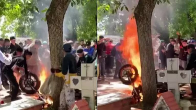 Asesinaron a un adolescente y los amigos prendieron fuego su moto en el cementerio para despedirlo