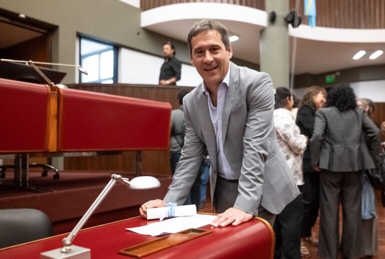 Luque recibió su diploma de diputado electo: “hoy el único opositor al gobierno es el peronismo”