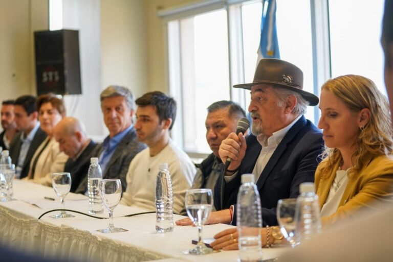 Othar acompañó el anuncio de la eliminación del 8% de retenciones para reactivar la Cuenca