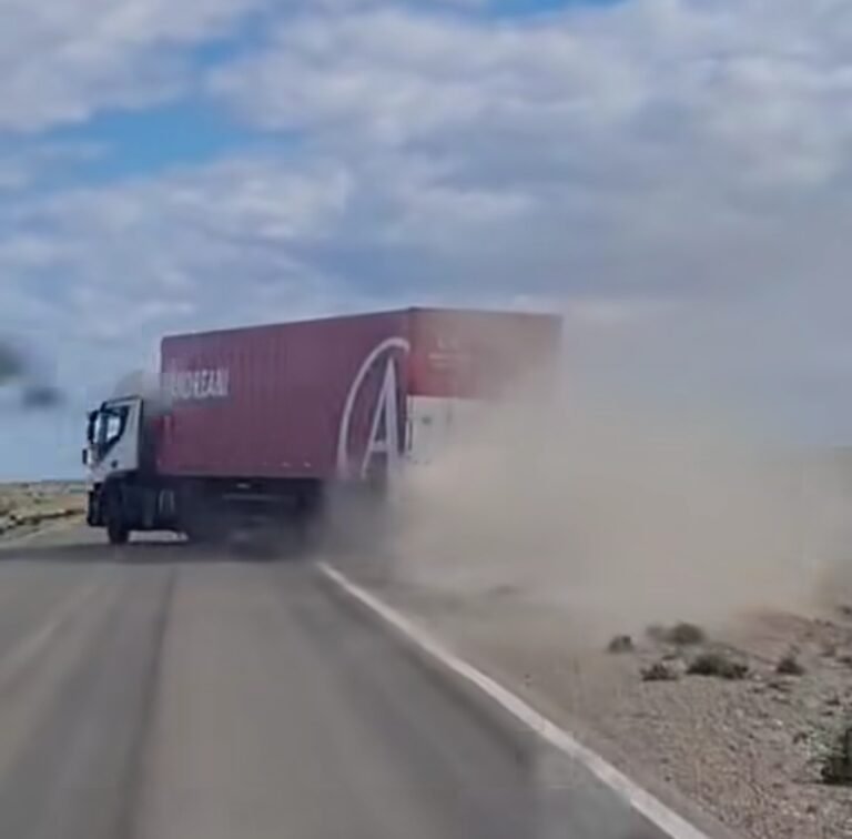 Impactante video: así fue el vuelco de un camión por la deformación de la Ruta 3