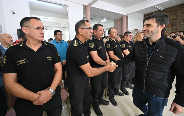 Torres entregó nuevo equipamiento de comunicación y seguridad a la Policía