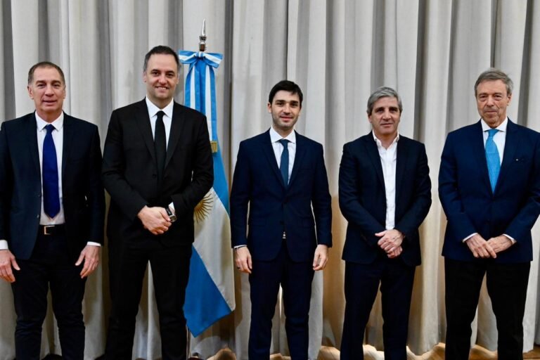 Firman el acuerdo para la eliminación de las retenciones a la exportación de petróleo