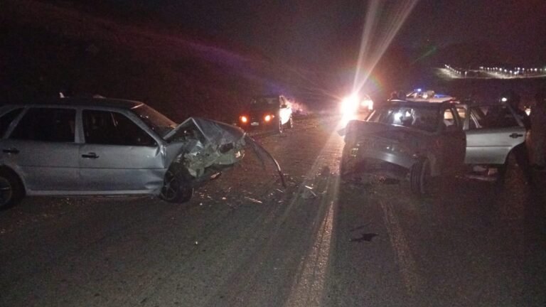 Cuatro personas heridas tras un choque frontal en el camino Roque González