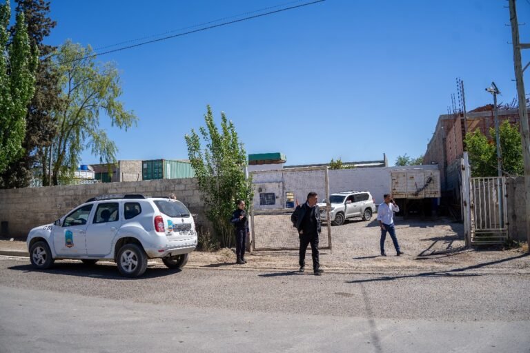 Clausuraron dos empresas que operaban sin habilitación en el barrio Industrial