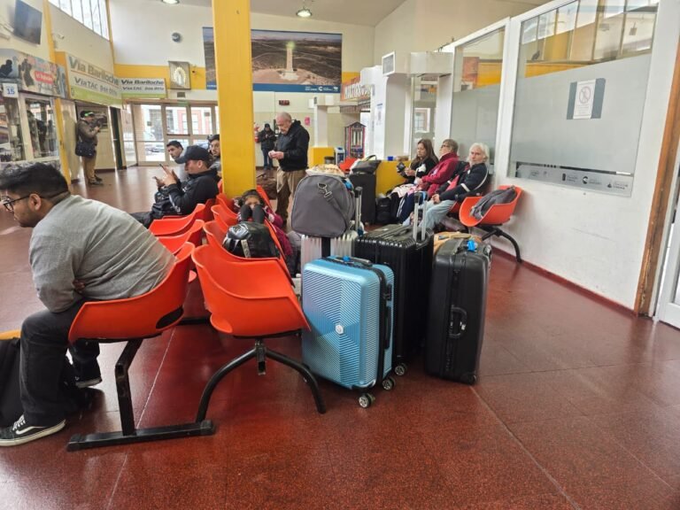 Alrededor de 50 pasajeros varados en la Terminal: no sale ningún colectivo por el alerta roja