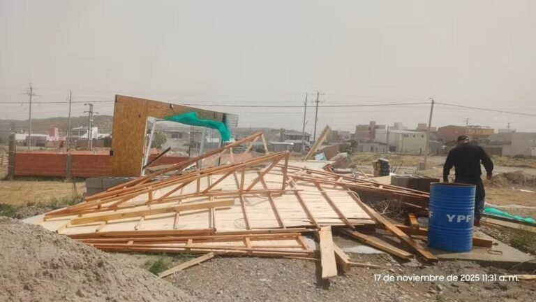 Con mucho sacrificio construyeron su casa, el temporal la destrozó y hacen una rifa para reconstruirla