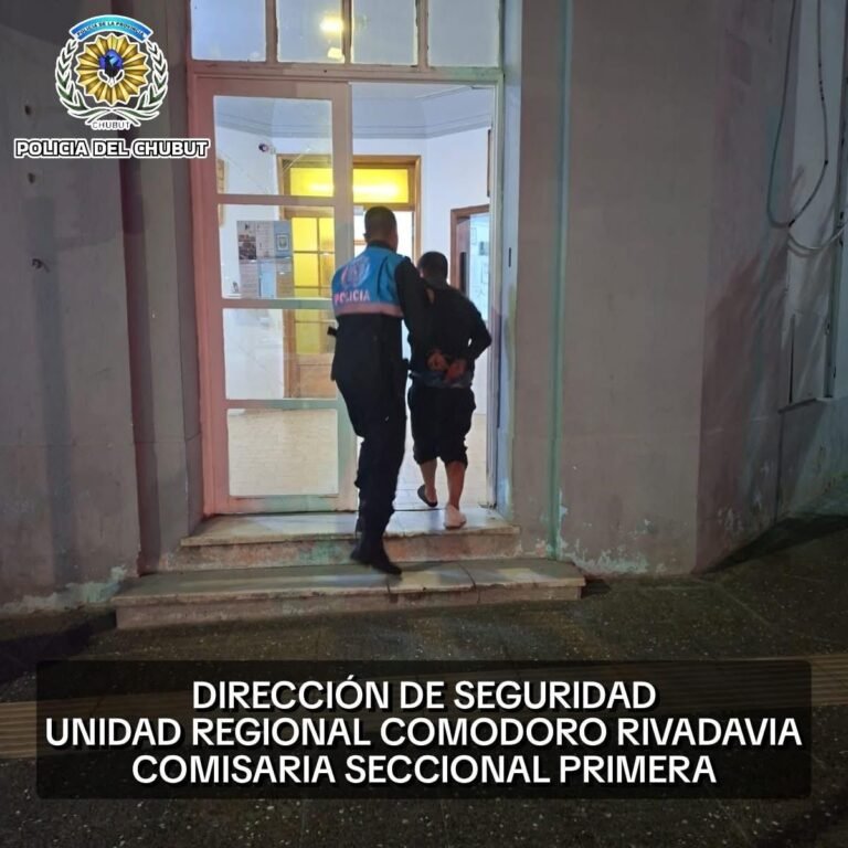 Lo vieron tirar una bicicleta desde un segundo piso y huir: terminó detenido