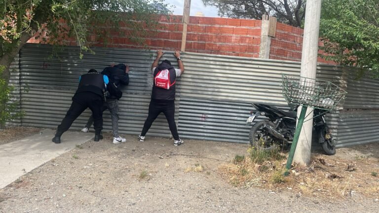 Intentaron llevarse una moto a pie y fueron sorprendidos por la Policía