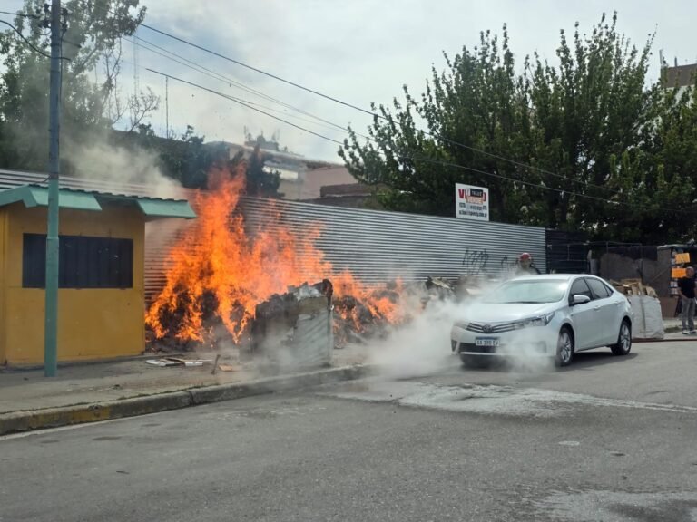 Incendio cerca de la Terminal: Bomberos advierten por el riesgo de acumular cartón en la calle