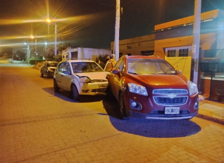 Se quedó dormido al volante e impactó contra un auto estacionado