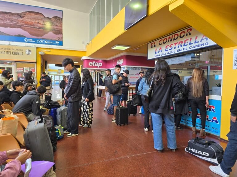 Indignación de padres por fallas de JetSmart: los alumnos quedaron varados antes de un viaje educativo