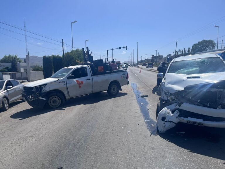 Cruzó el semáforo en rojo y provocó un choque: tres personas hospitalizadas