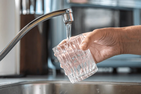 Comienza a normalizarse el servicio de agua aunque persisten barrios afectados