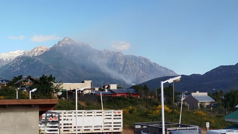 Suman un helicóptero y más de 180 brigadistas para contener el incendio en El Pedregoso