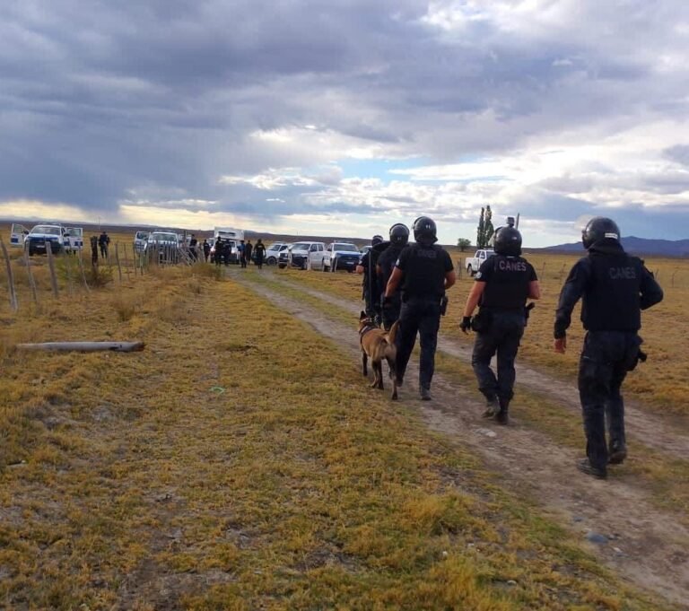 Recuperan un establecimiento usurpado en Gualjaina: cuatro detenidos e imputaciones por robo calificado