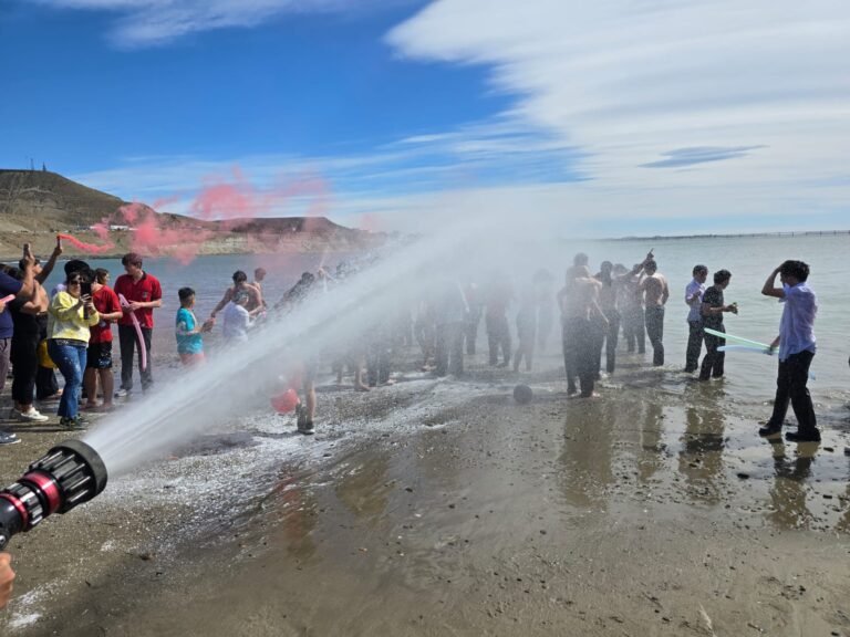 Colecta solidaria: Bomberos acompañan los festejos de egresados a cambio de golosinas