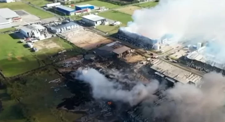 Diez industrias afectadas por el incendio en Ezeiza: el fuego está controlado y no hay heridos graves