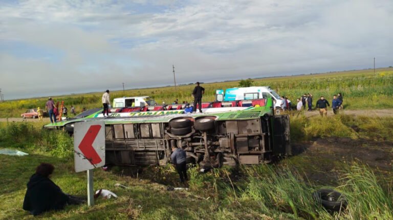 Tragedia en Ruta 2: volcó un micro con 56 pasajeros y hay al menos dos muertos