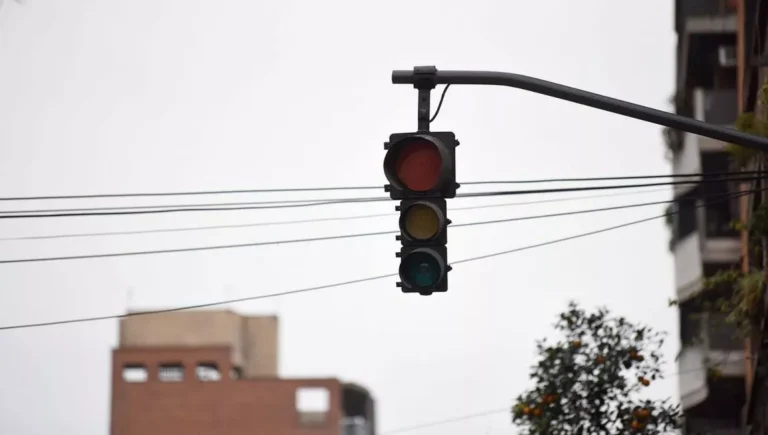 Advierten por semáforos inactivos y piden manejar con precaución