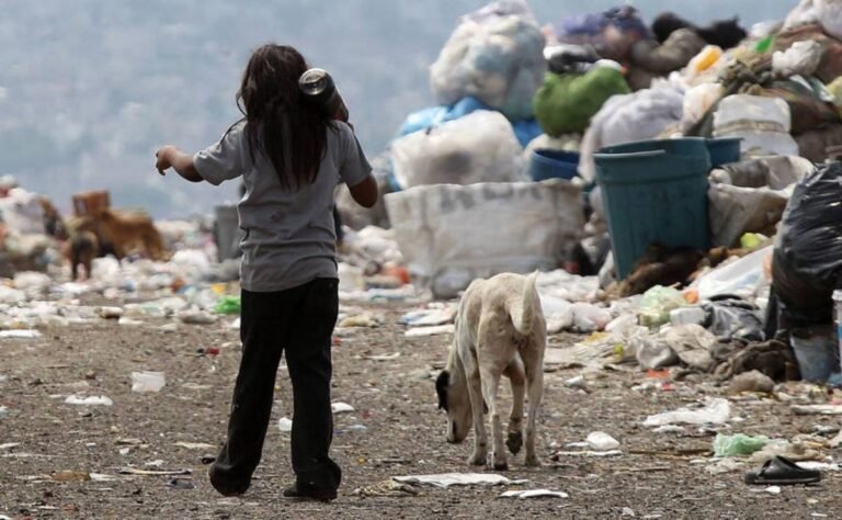 Según Unicef, la pobreza bajó del 48% al 31% en el último año: preocupa el aumento de endeudamiento
