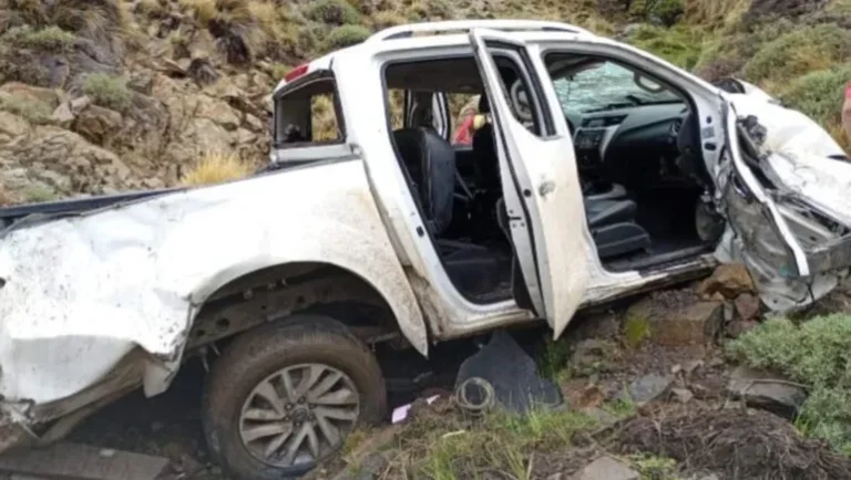 Tiró la camioneta por un barranco tras discutir con su pareja: ella murió y quedó detenido