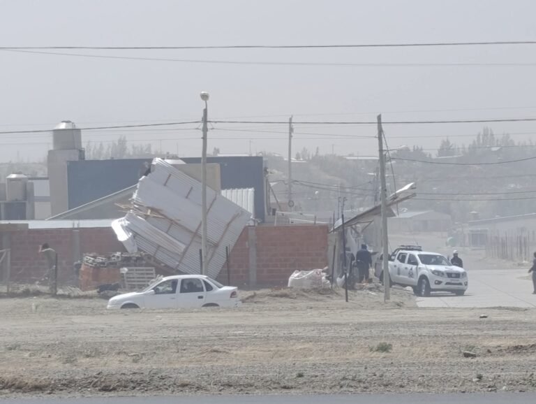 Solidaridad: cuadrillas voluntarias asisten a familias afectadas por el temporal