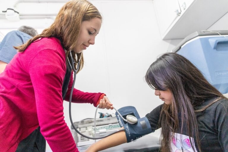 El tráiler de Salud comenzó a atender en la Plaza de la Escuela N°83