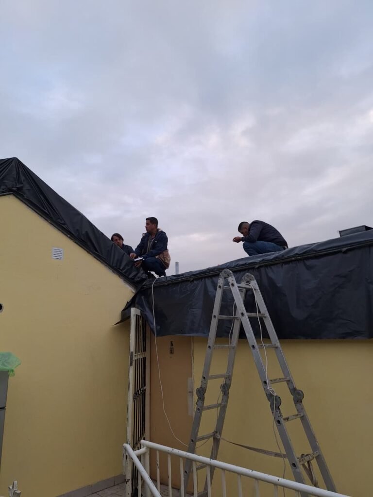Con nylon, vecinos del barrio 30 de Octubre protegen sus viviendas ante la voladura del techo