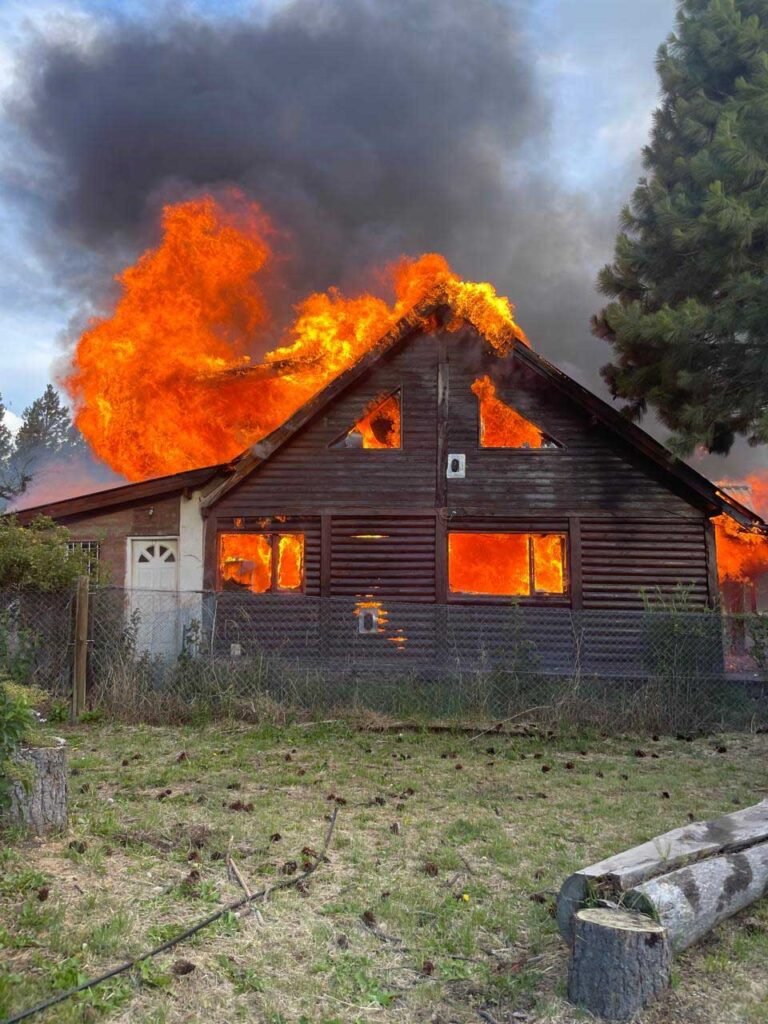 Tiene 86 años, se le incendió la casa y fue trasladado al hospital por la angustia