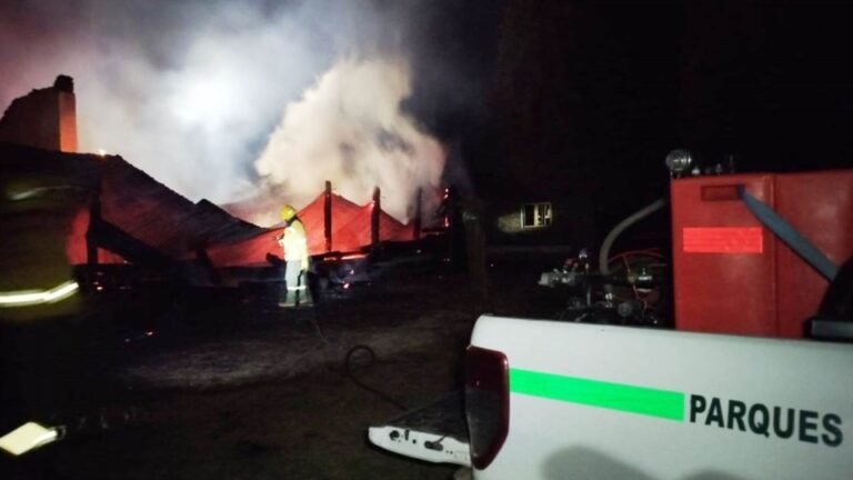 Dos incendios simultáneos en el Parque Los Alerces: se quemó por completo el quincho de Bahía Rosales