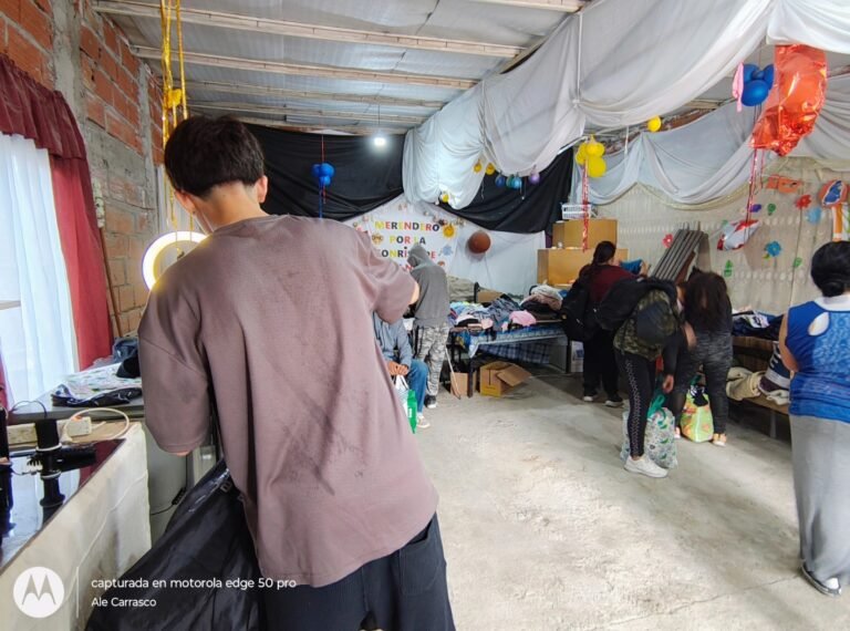 Tiene 14 años, es barbero e impulsó una tarde solidaria para los chicos de un merendero