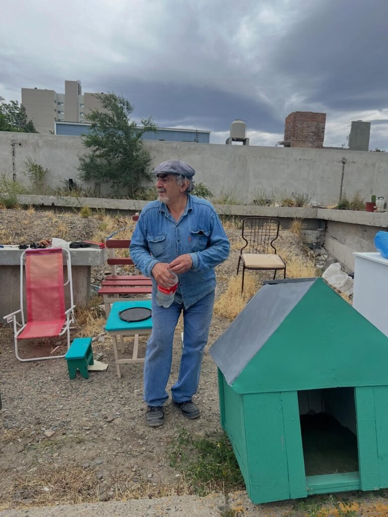 Por la crisis, un vecino ofrece plantas y muebles en la vía pública: “Sale a ganarse el manguito”