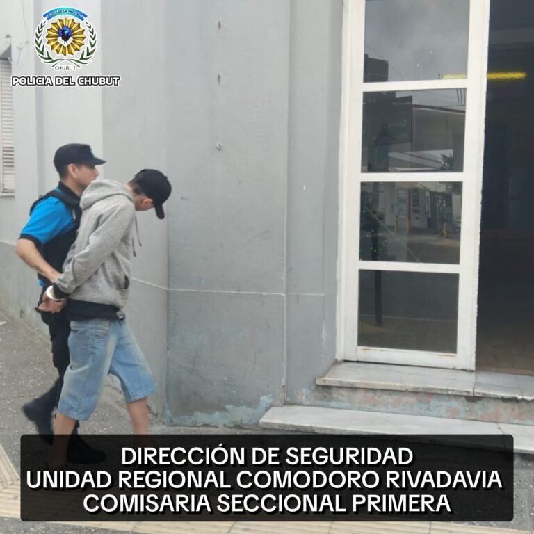 Un comerciante atrapó a un hombre que intentó robar cuatro quesos de su local