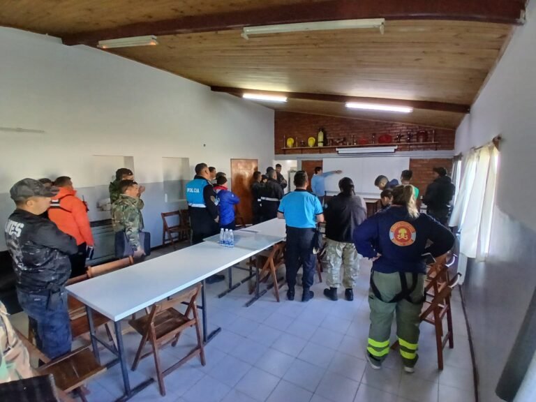 Desaparición de la joven Policía: rescatistas enfrentan condiciones adversas, desgaste físico y emocional