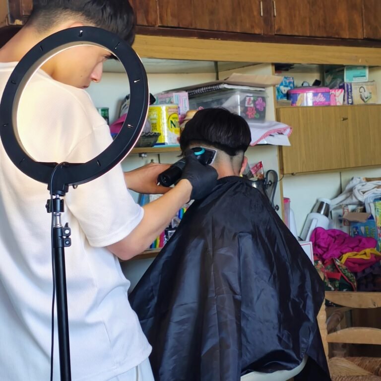 Con solo 14 años, Bauti volvió a realizar una jornada solidaria de cortes de pelo en un merendero