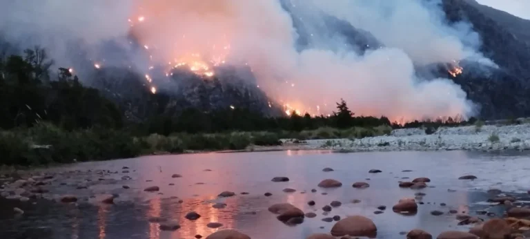 Incendio fuera de control en El Turbio: las llamas consumieron un galpón