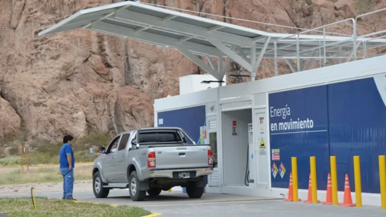 Habilitan estaciones de servicio móviles para garantizar el combustible en todo el país